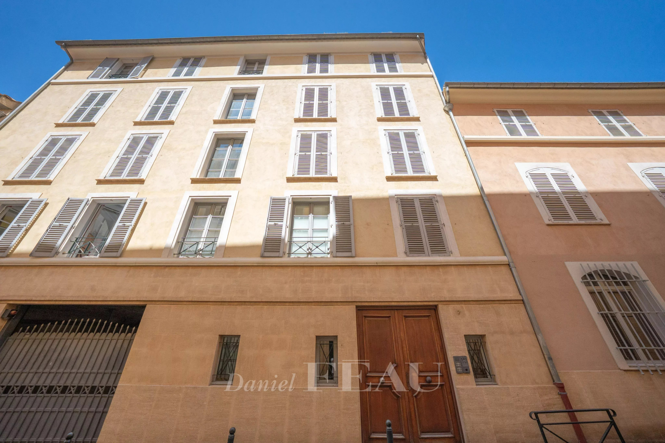 Immeuble à Aix-en-Provence Façade d'un immeuble à Aix-en-Provence avec ascenseur et garage.
