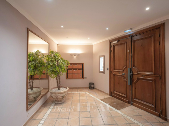 Entrée d'un appartement avec décoration sobre et boîte aux lettres intégrée.