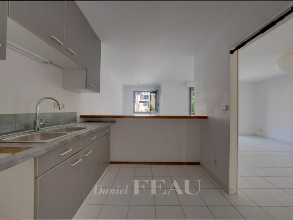 Cuisine ouverte sur le séjour d'un appartement à Aix-en-Provence avec un accès à la terrasse.