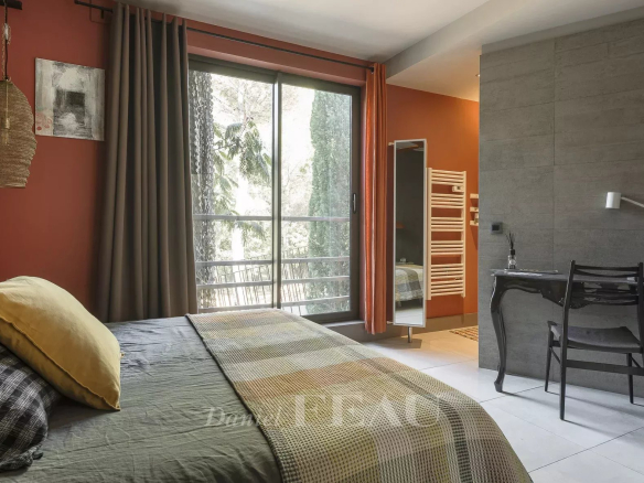 Room in an architect-designed house in Aix-en-Provence with a view of the pine forest.
