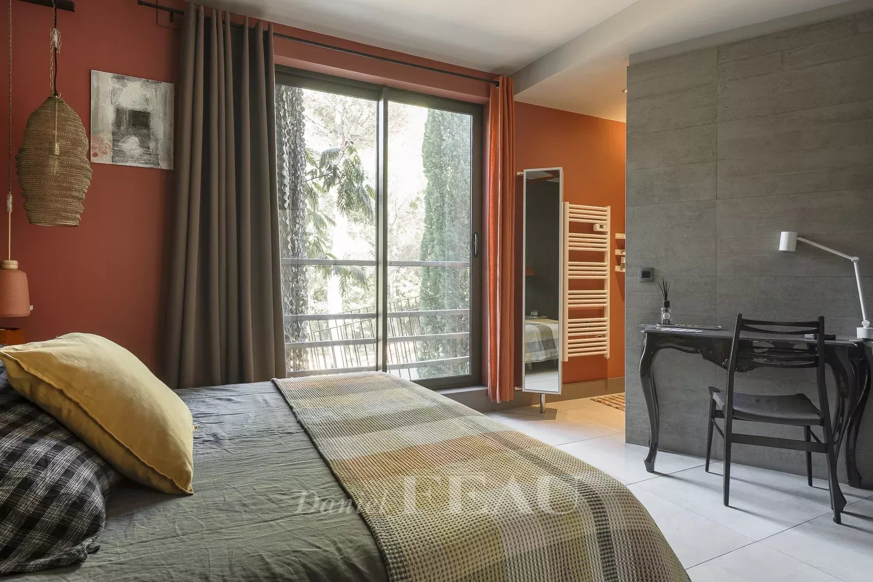 Modern room with a view Room in an architect-designed house in Aix-en-Provence with a view of the pine forest.