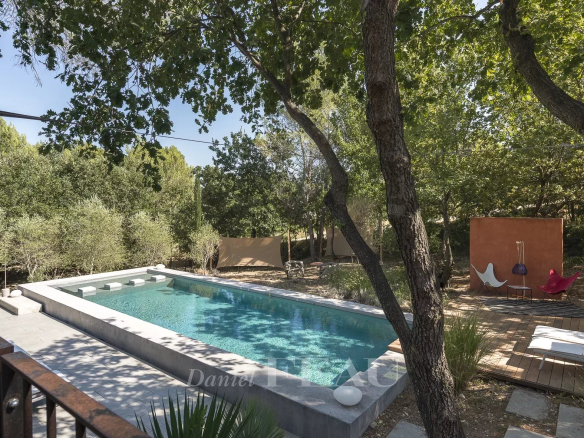 Architect-designed house with swimming pool in a landscaped park in Aix-en-Provence.