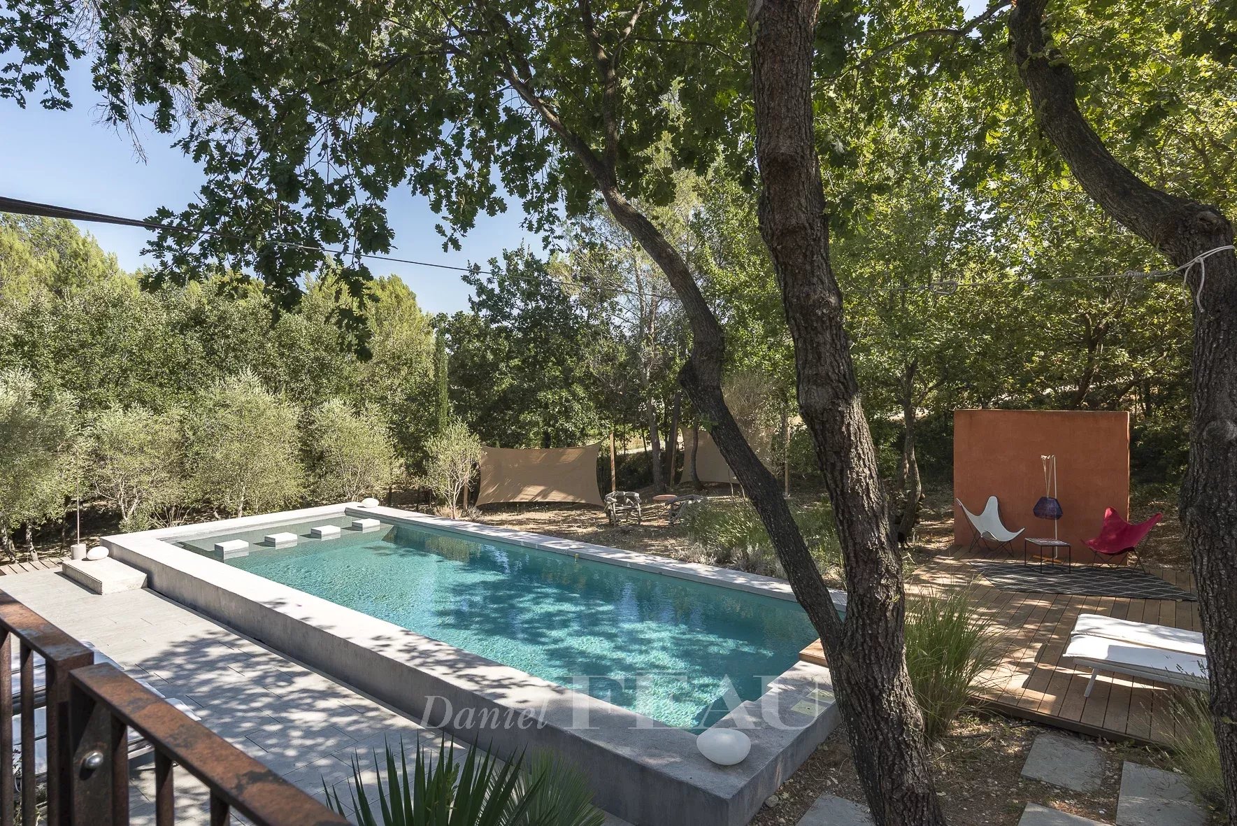 Architect-designed house with swimming pool Architect-designed house with swimming pool in a landscaped park in Aix-en-Provence.