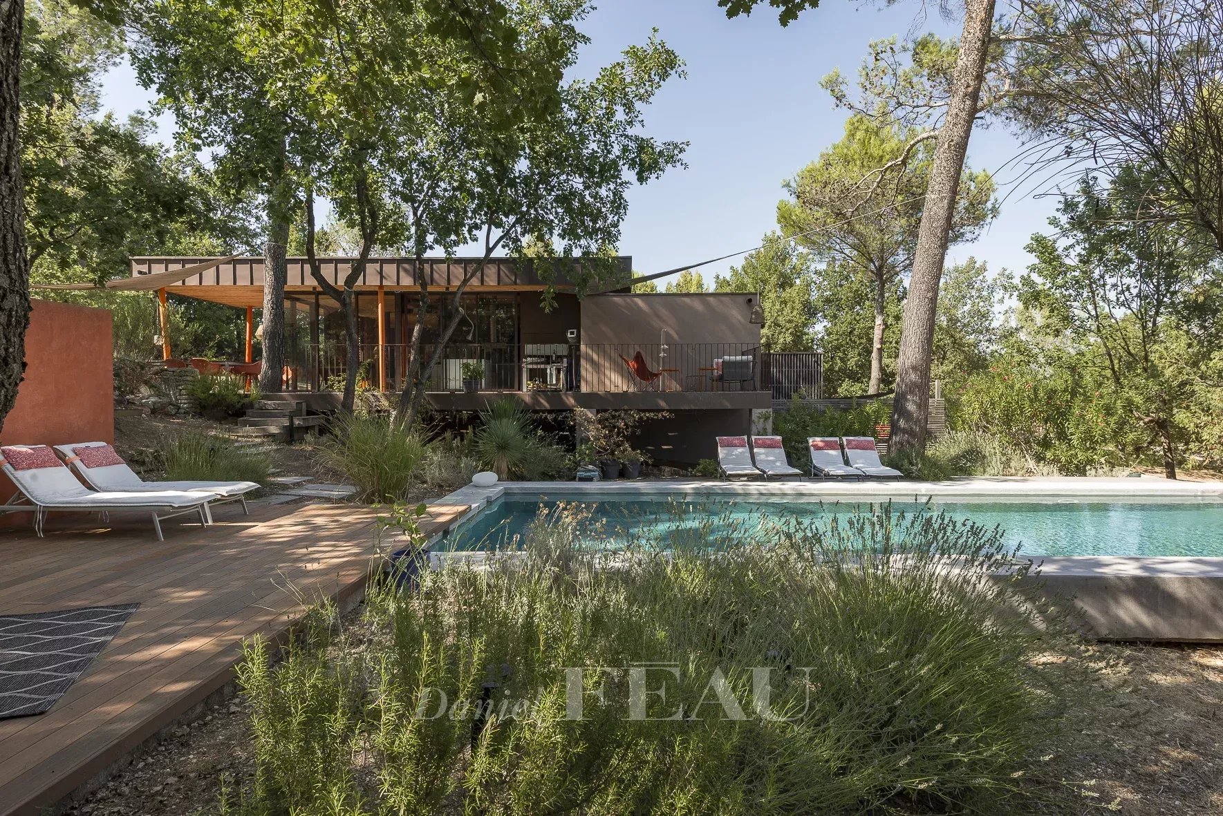 Architect-designed house with swimming pool Modern architect-designed house with swimming pool in a landscaped park in Aix-en-Provence.