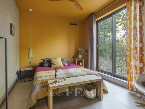 Room in an architect-designed house in Aix-en-Provence with contemporary decor and a view of the pine forest.
