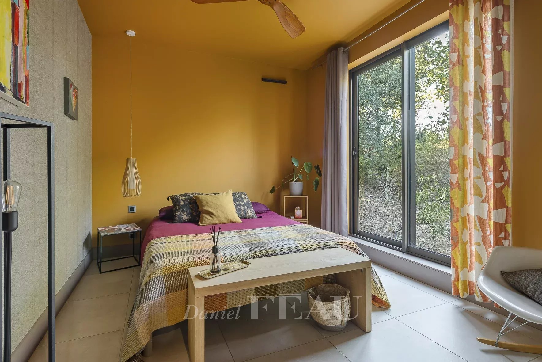 Contemporary bedroom in Aix-en-Provence Room in an architect-designed house in Aix-en-Provence with contemporary decor and a view of the pine forest.