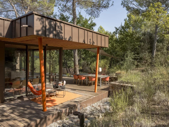 Modern architect-designed house with swimming pool, surrounded by pine forest in Puy-Sainte-Réparade.