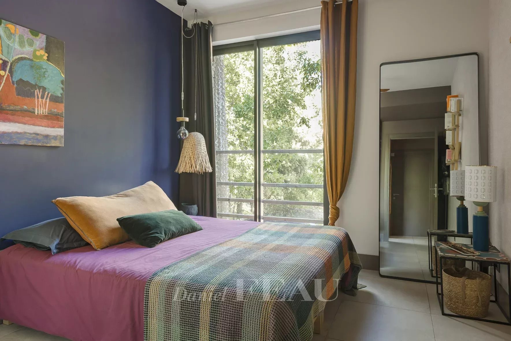 Contemporary bedroom in Aix-en-Provence Bedroom in an architect-designed house in Aix-en-Provence, decorated with a colorful bed and a large window.