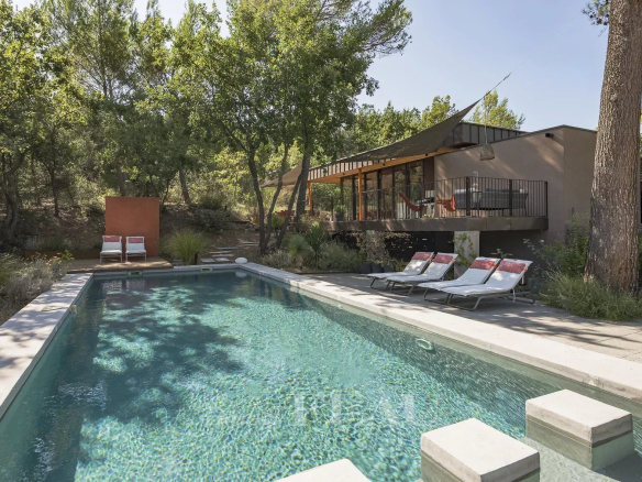 Architect-designed single-storey house with swimming pool in a landscaped park in Puy-Sainte-Réparade.