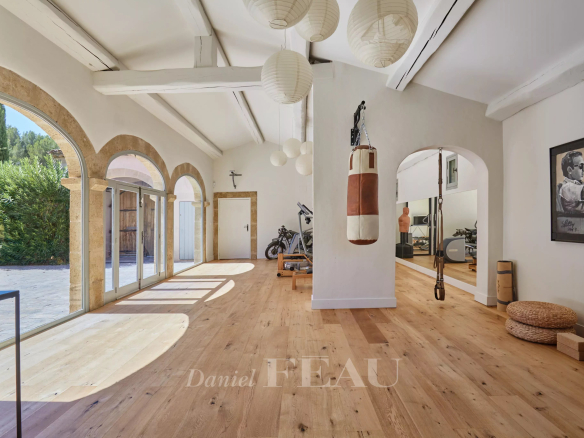 Intérieur d'une propriété à Aix-en-Provence avec un sol en bois et des arches décoratives.