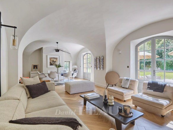 Intérieur d'une propriété à Aix-en-Provence avec un salon lumineux et moderne.