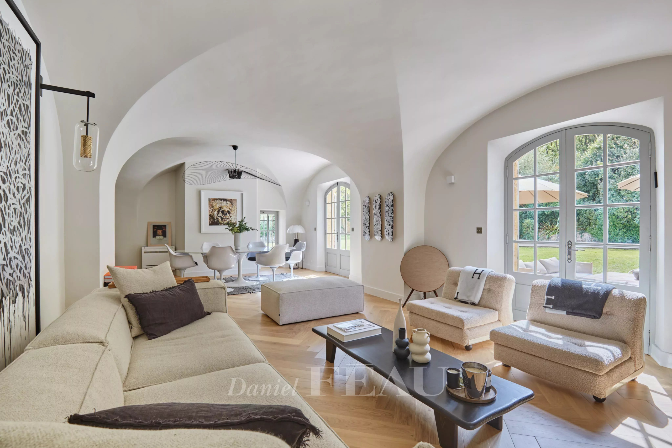 Intérieur d'une propriété à Aix-en-Provence avec un salon lumineux et moderne.