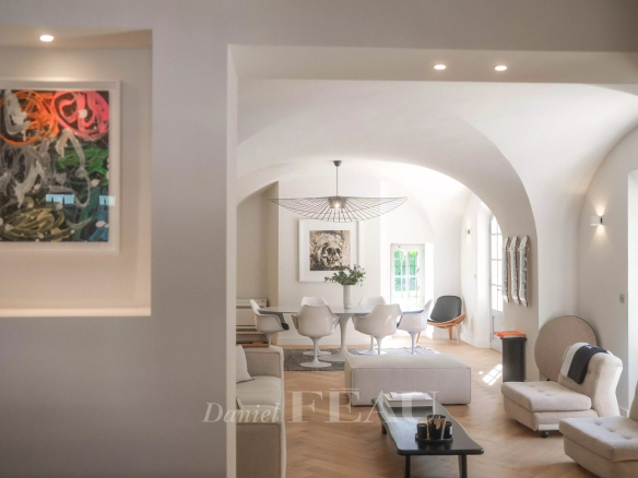 Intérieur d'une propriété à Aix-en-Provence avec un salon lumineux et moderne.