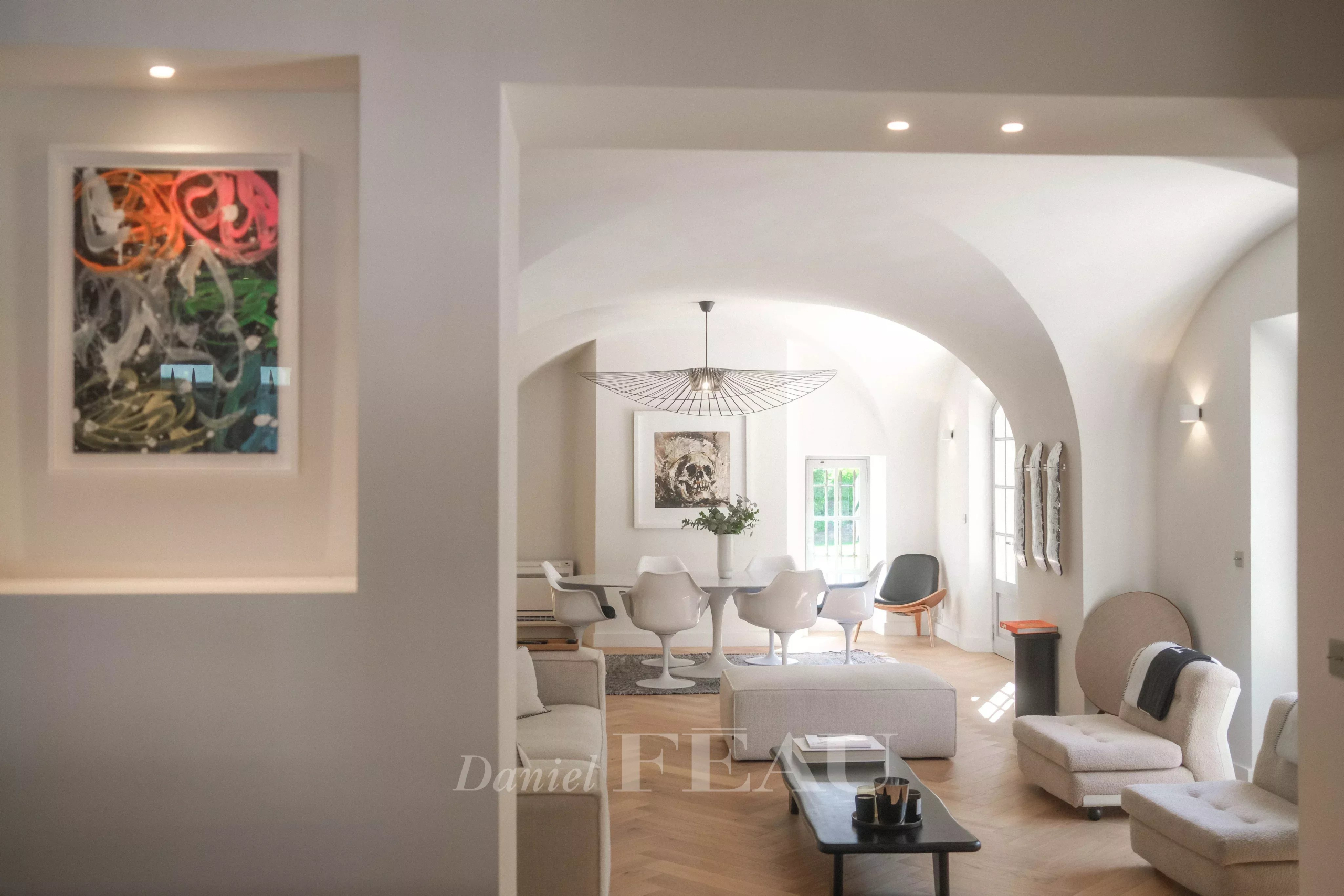 Intérieur d'une propriété à Aix-en-Provence avec un salon lumineux et moderne.