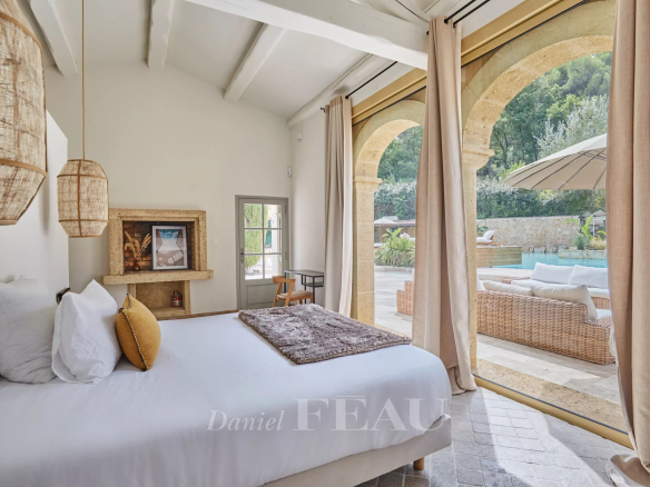 Chambre avec vue sur la piscine et le jardin dans une propriété à Aix-en-Provence.