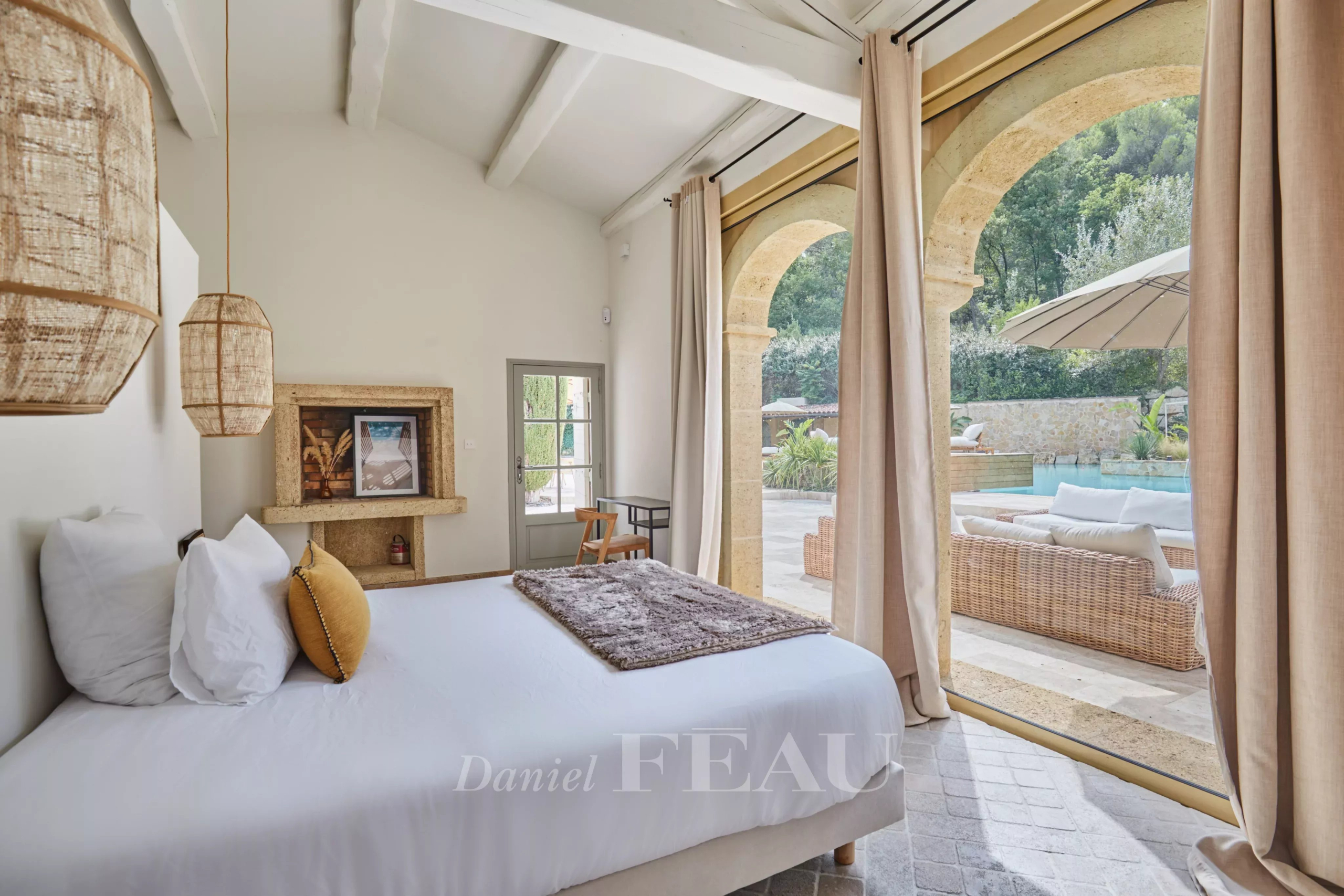 Chambre avec vue sur la piscine et le jardin dans une propriété à Aix-en-Provence.
