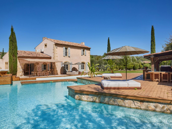 Propriété avec piscine et vue sur la montagne Sainte Victoire à Aix-en-Provence.