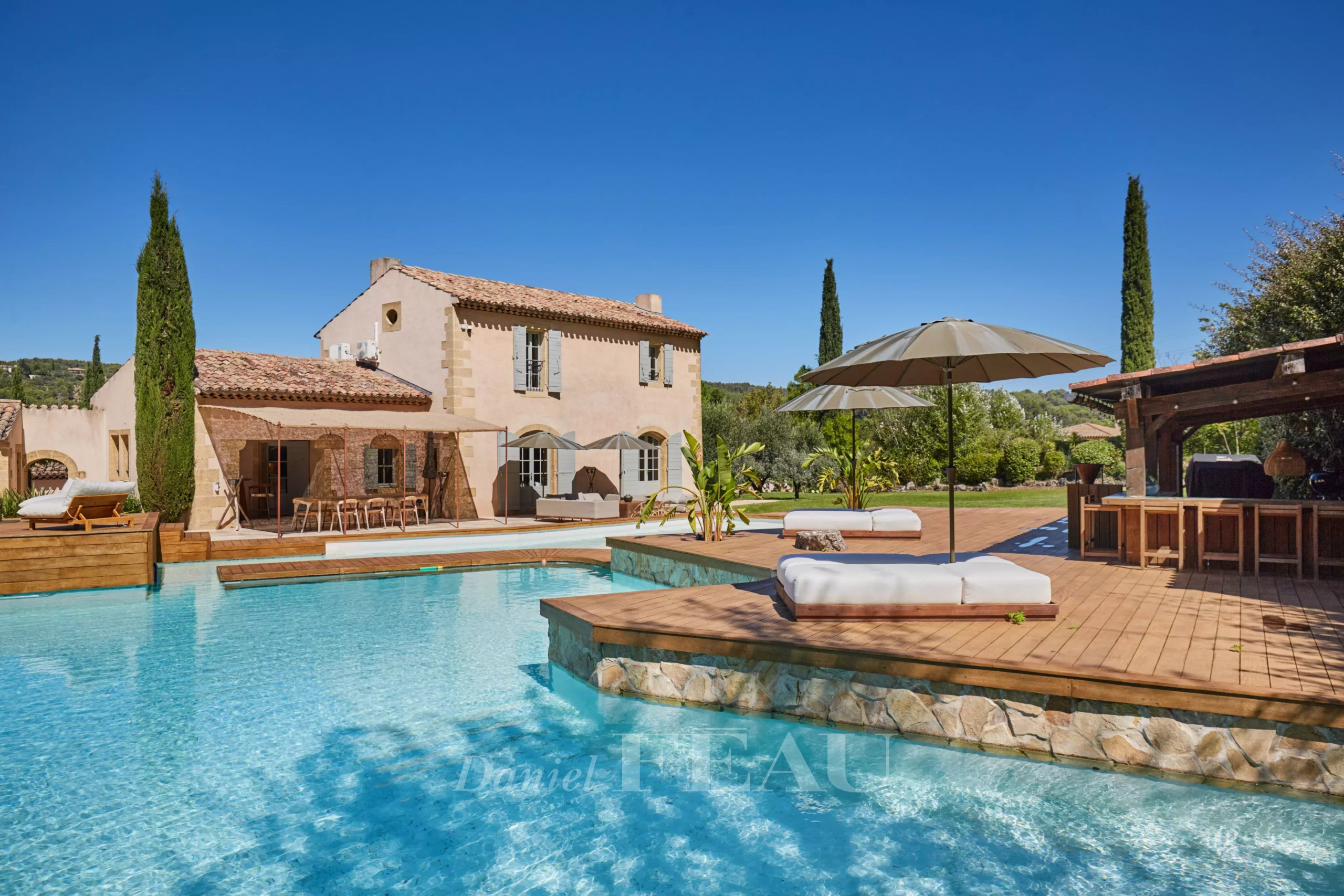 Propriété avec piscine et vue sur la montagne Sainte Victoire à Aix-en-Provence.