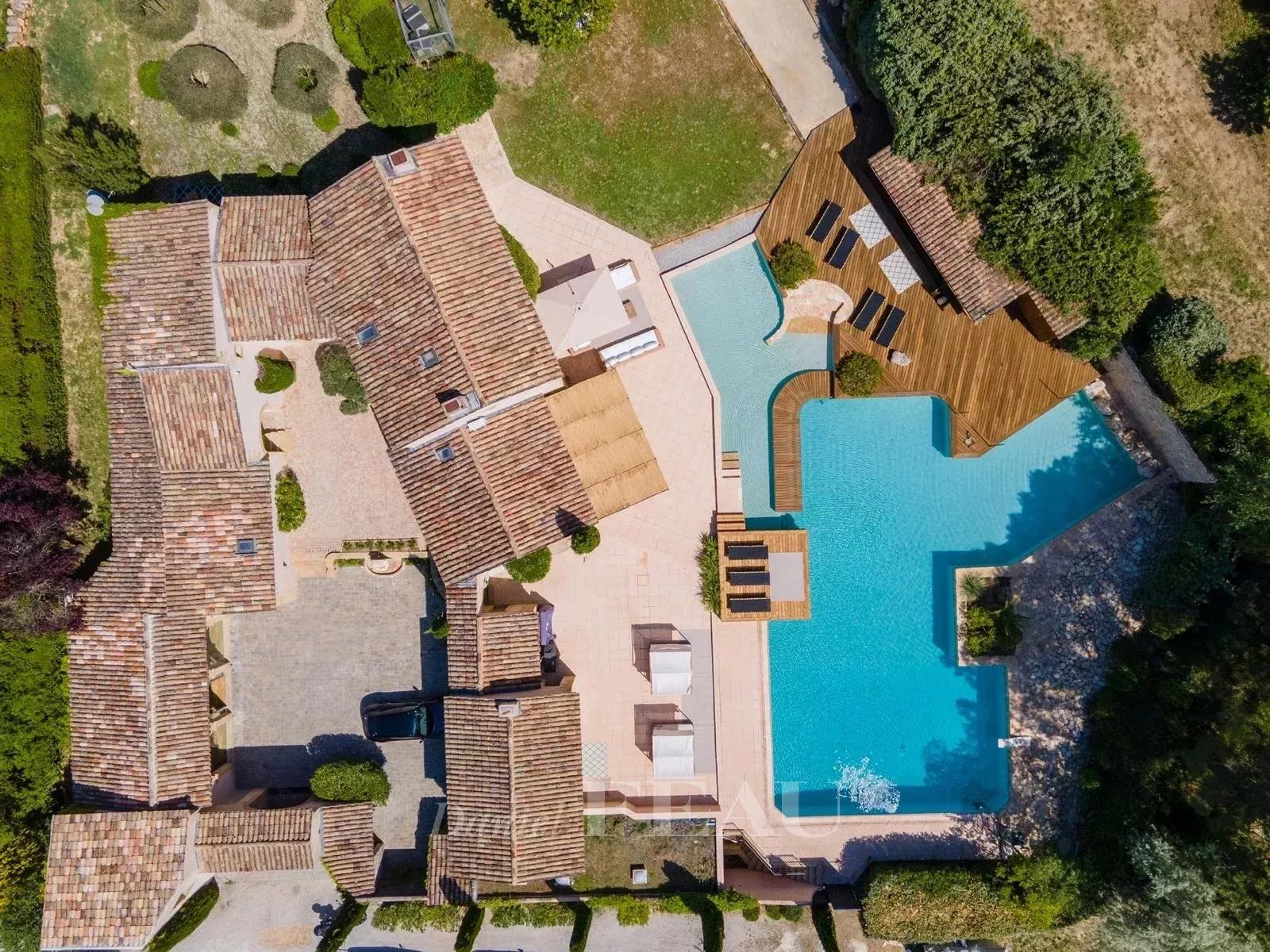 Vue aérienne d'une propriété avec piscine et espaces extérieurs à Aix-en-Provence.