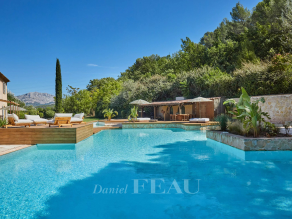 Propriété avec piscine et vue sur la montagne Sainte Victoire à Aix-en-Provence.