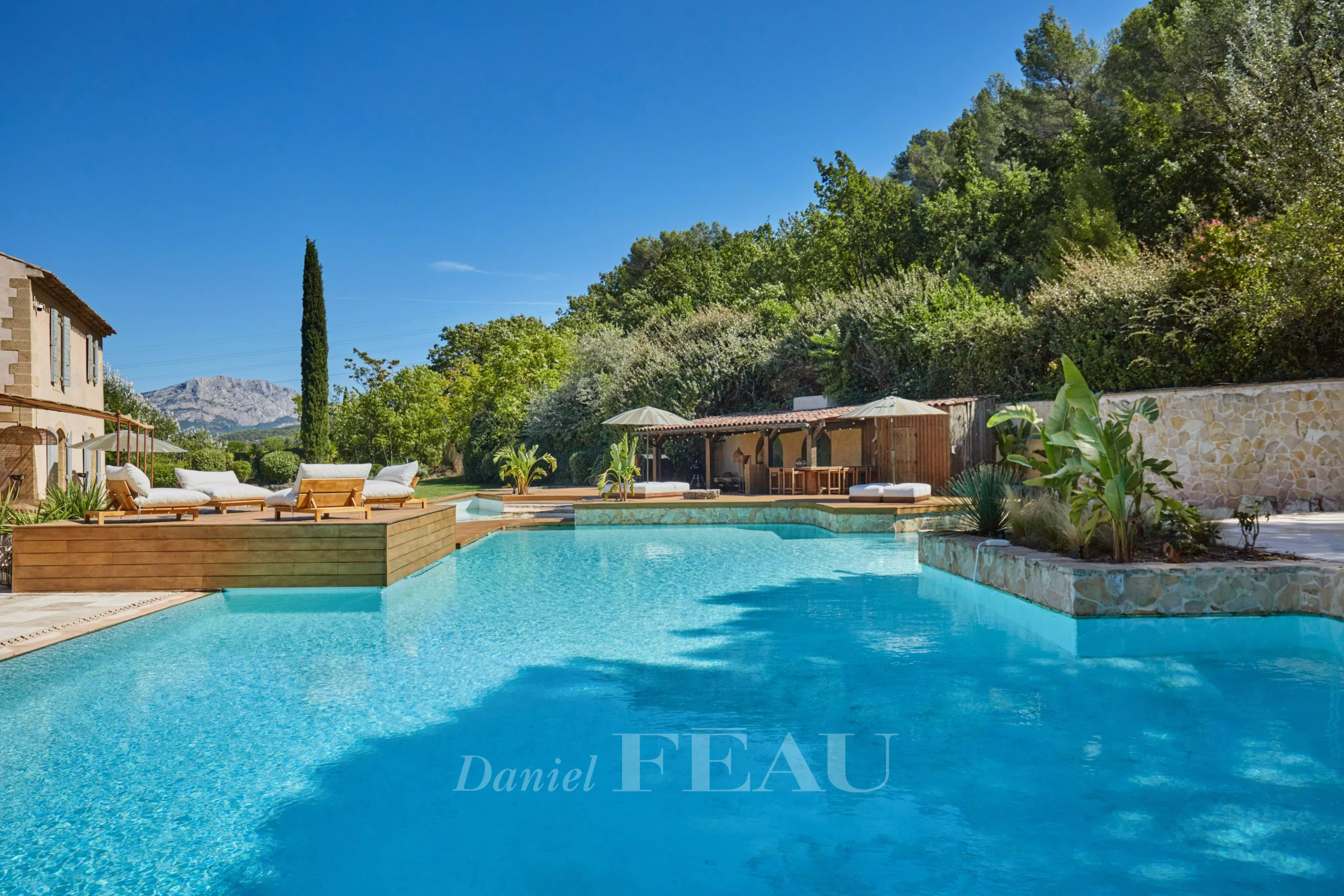 Propriété avec piscine et vue sur la montagne Sainte Victoire à Aix-en-Provence.