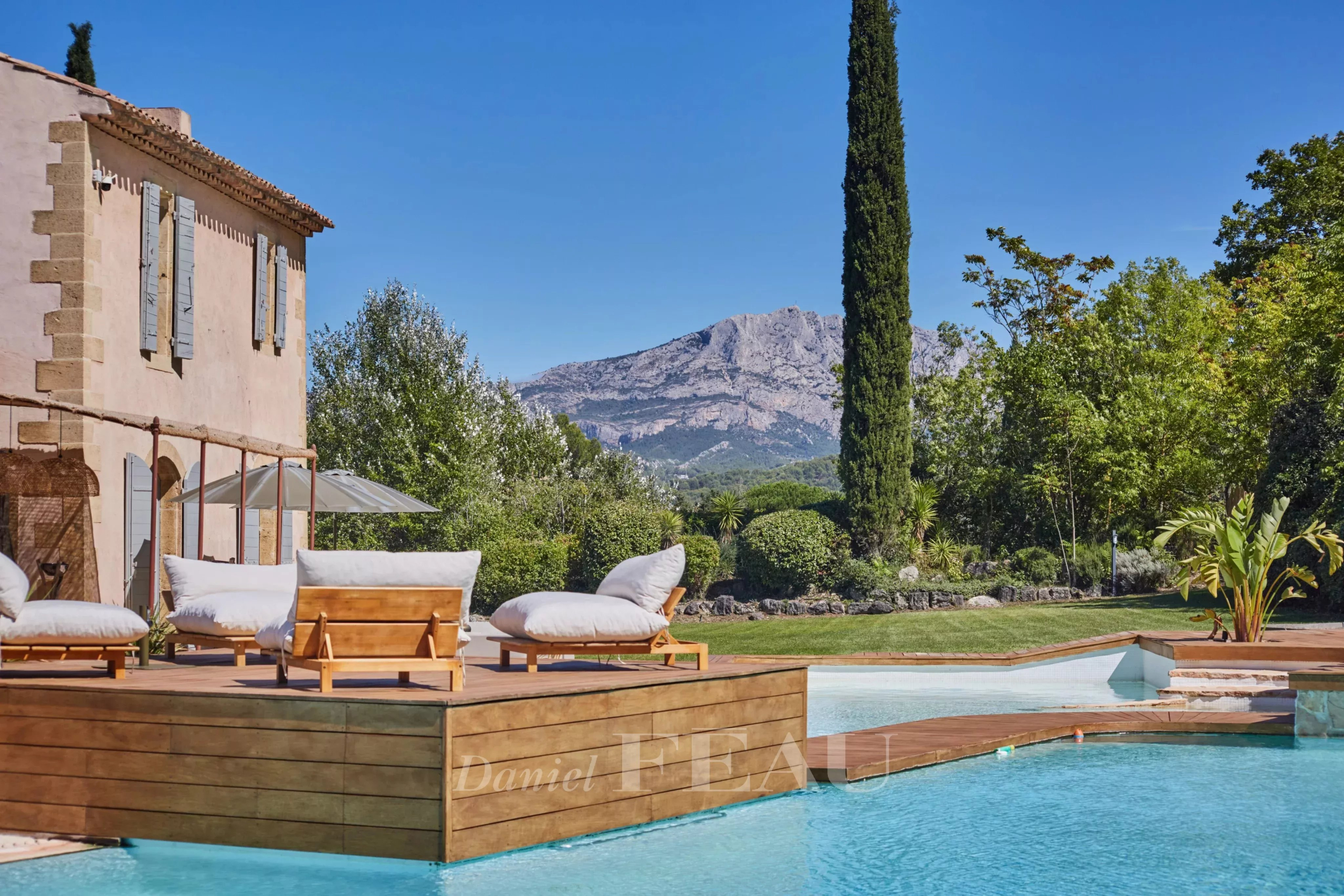 Propriété avec piscine et vue sur la montagne Sainte Victoire à Aix-en-Provence.
