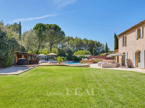 Propriété avec piscine et jardin à Aix-en-Provence, vue sur la montagne Sainte Victoire.