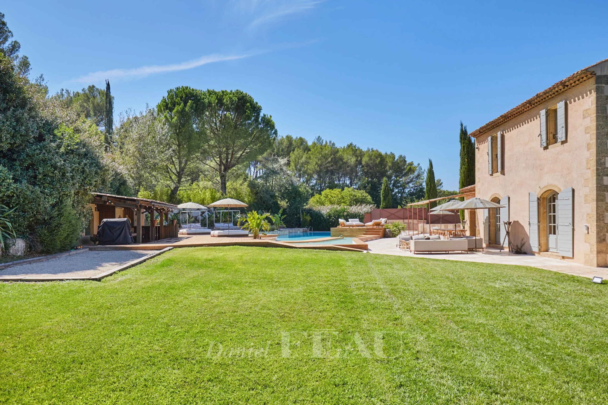 Propriété avec piscine et jardin à Aix-en-Provence, vue sur la montagne Sainte Victoire.