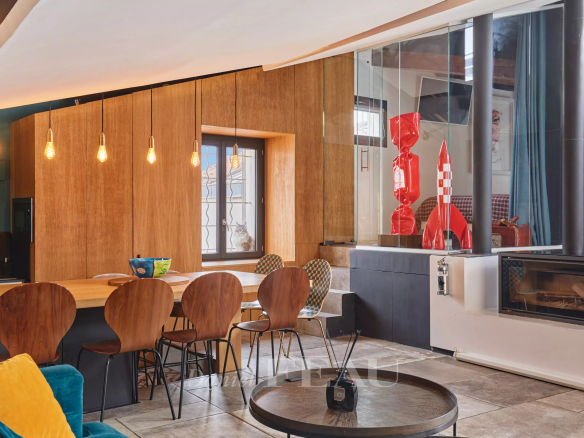 Intérieur d'un loft d'architecte avec terrasse, mobilier moderne et décoration contemporaine.