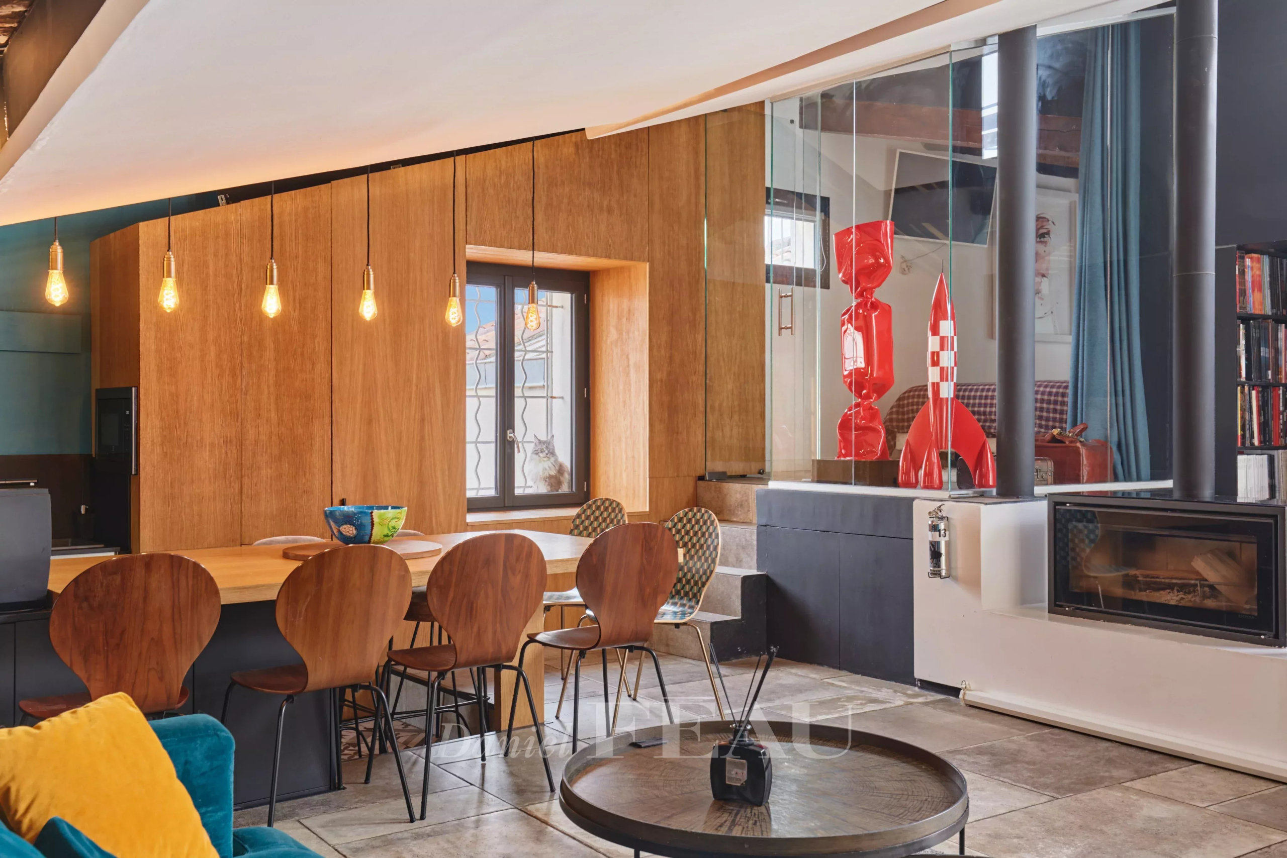 Loft d’architecte à Aix-en-Provence Intérieur d'un loft d'architecte avec terrasse, mobilier moderne et décoration contemporaine.