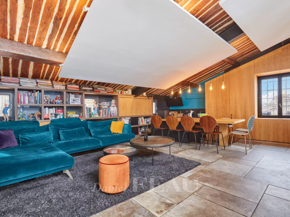 Intérieur d'un loft d'architecte à Aix-en-Provence avec un salon et une salle à manger modernes.