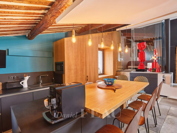 Intérieur d'un loft d'architecte avec cuisine moderne et éléments décoratifs à Aix-en-Provence.