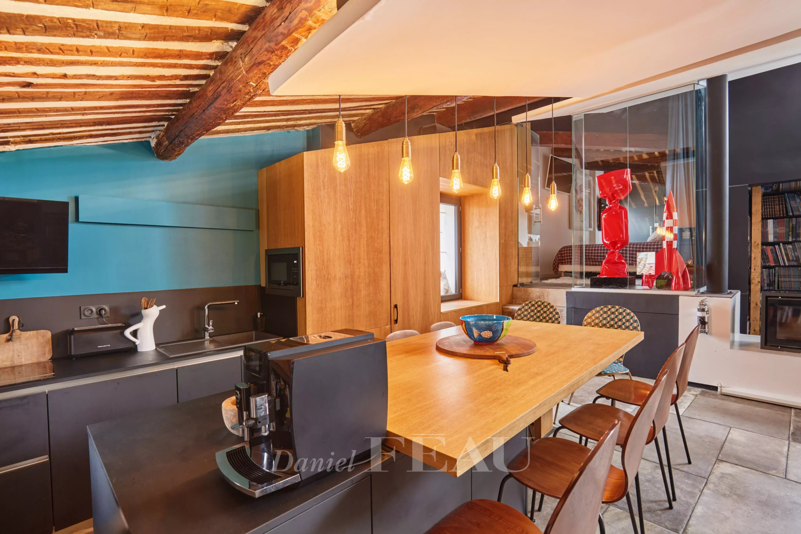 Loft d’architecte à Aix-en-Provence Intérieur d'un loft d'architecte avec cuisine moderne et éléments décoratifs à Aix-en-Provence.