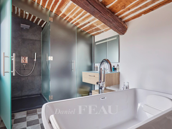 Salle de bain moderne avec douche et baignoire dans un loft d'architecte à Aix-en-Provence.