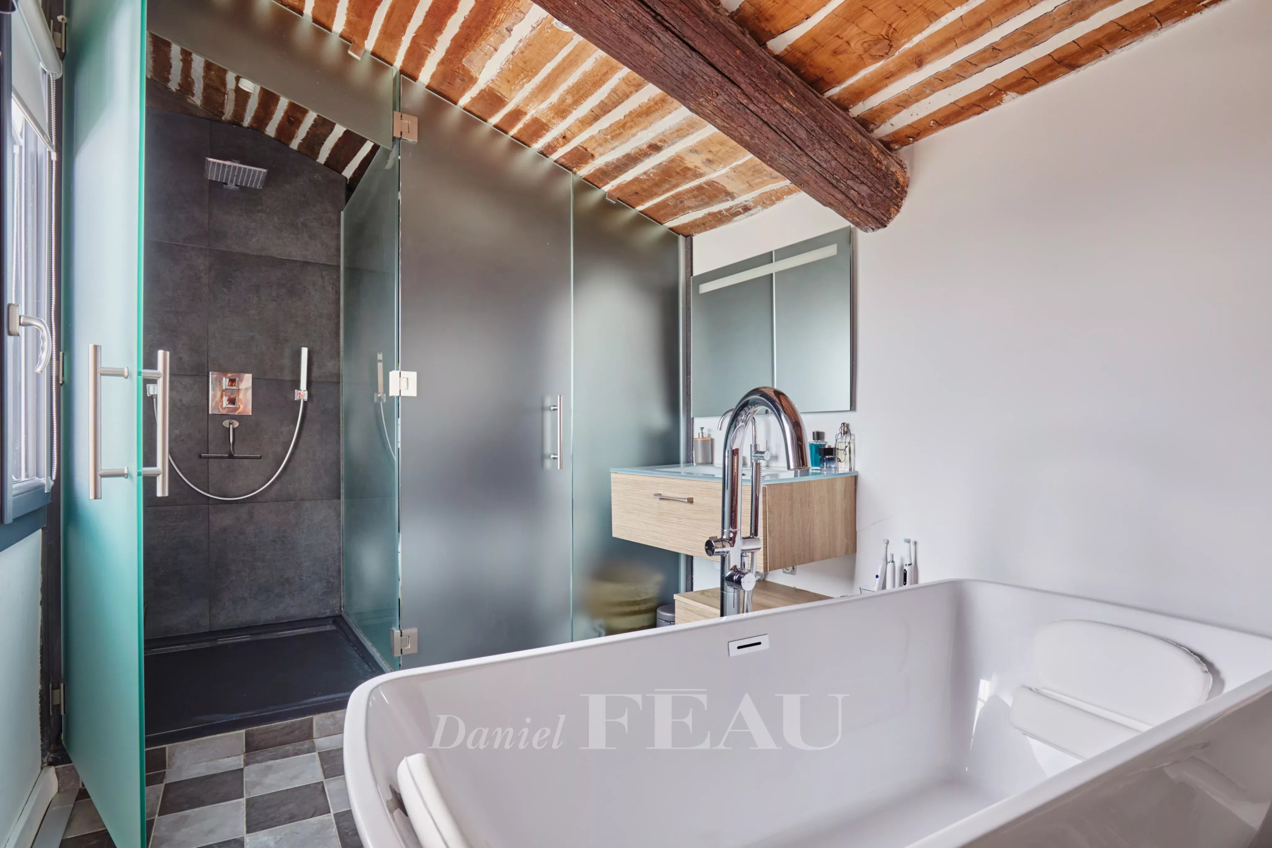 Salle de bain du loft d’architecte Salle de bain moderne avec douche et baignoire dans un loft d'architecte à Aix-en-Provence.