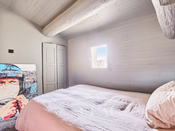 Chambre d'un loft d'architecte à Aix-en-Provence avec un lit et une œuvre d'art sur le mur.