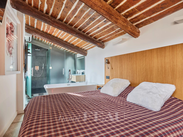 Chambre d'un loft d'architecte avec un lit et une salle de bain ouverte à Aix-en-Provence.