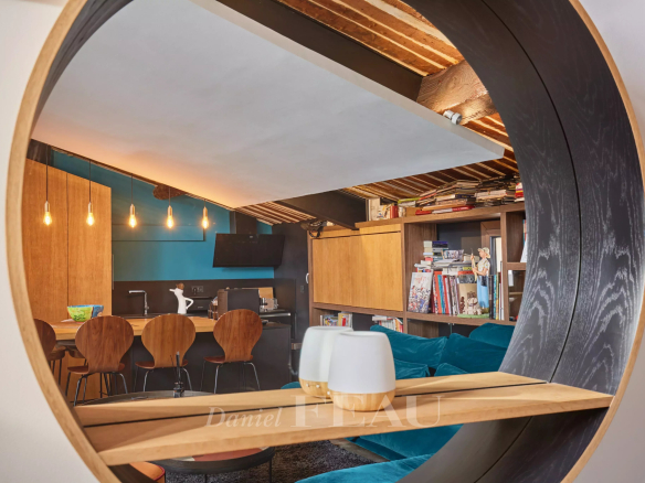 Intérieur d'un loft d'architecte avec éléments en bois et coin salon, Aix-en-Provence.