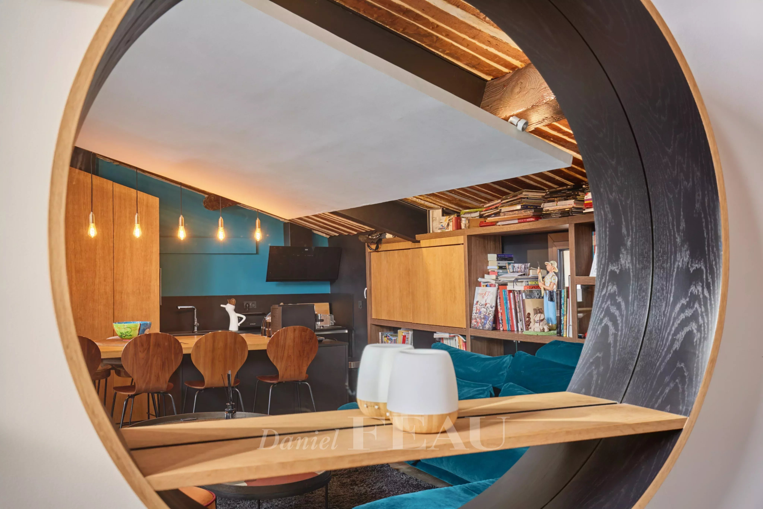 Loft d’architecte à Aix-en-Provence Intérieur d'un loft d'architecte avec éléments en bois et coin salon, Aix-en-Provence.