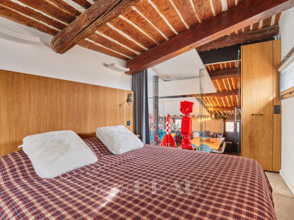 Loft d'architecte avec terrasse à Aix-en-Provence, chambre avec lit et décoration moderne.