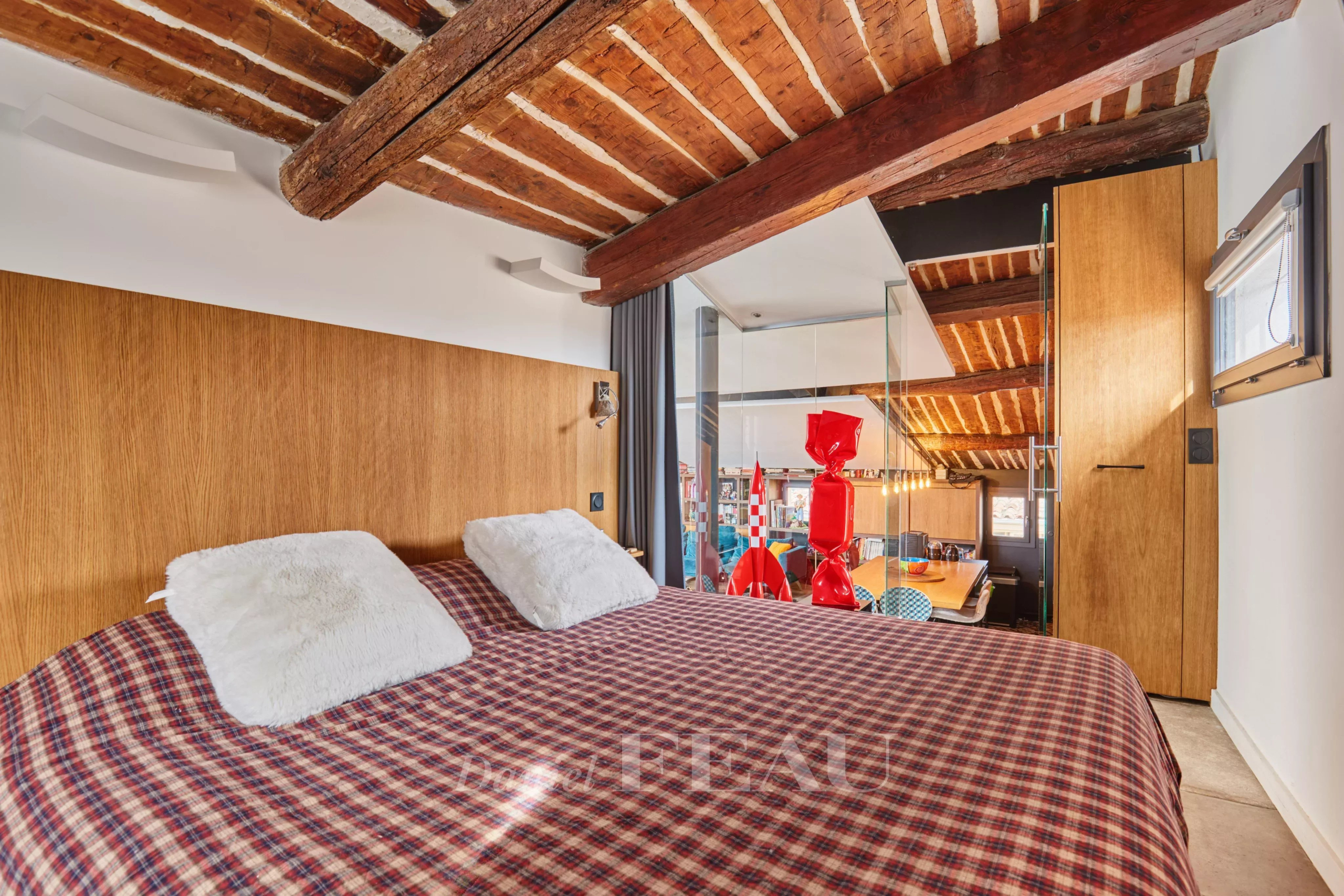 Loft d’architecte à Aix-en-Provence Loft d'architecte avec terrasse à Aix-en-Provence, chambre avec lit et décoration moderne.