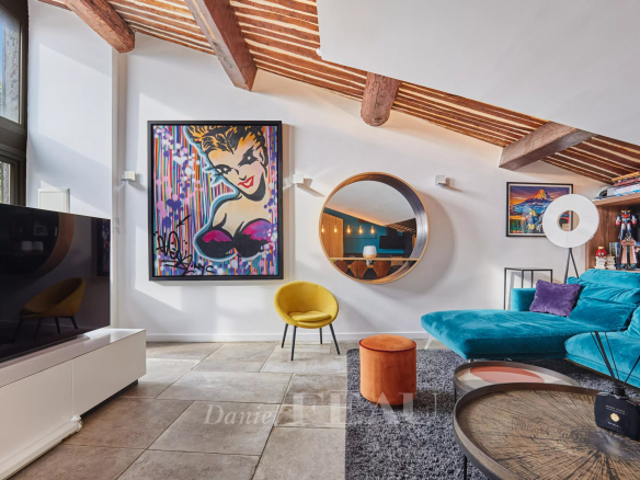 Intérieur d'un loft d'architecte avec terrasse, décoré de manière contemporaine à Aix-en-Provence.