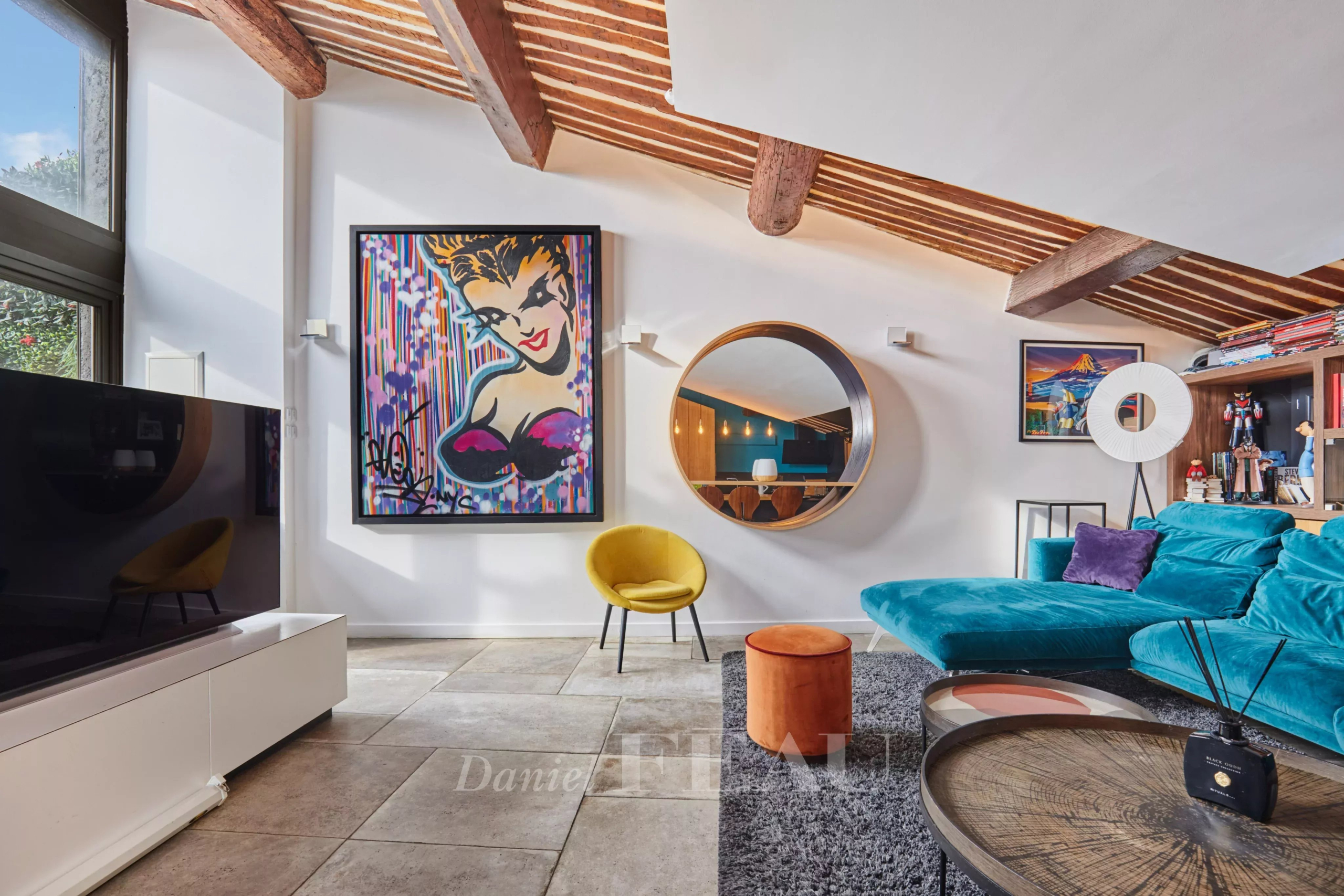 Loft d’architecte à Aix-en-Provence Intérieur d'un loft d'architecte avec terrasse, décoré de manière contemporaine à Aix-en-Provence.