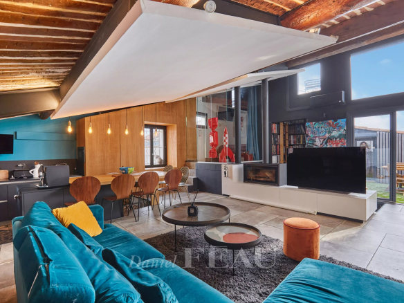 Intérieur d'un loft d'architecte à Aix-en-Provence avec terrasse, salon lumineux et cuisine moderne.
