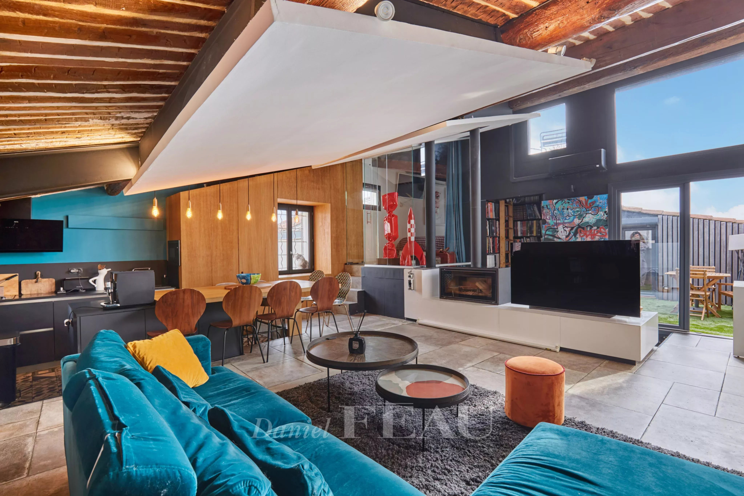 Loft d’architecte à Aix-en-Provence Intérieur d'un loft d'architecte à Aix-en-Provence avec terrasse, salon lumineux et cuisine moderne.
