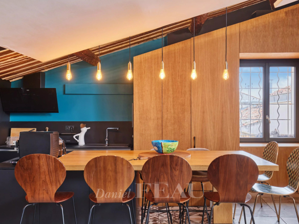 Intérieur d'un loft d'architecte avec cuisine ouverte et bar, Aix-en-Provence.