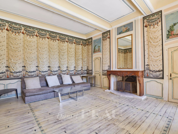 Intérieur d'une bastide du XVIIIème siècle à Aix-en-Provence, avec des murs ornés et un salon spacieux.