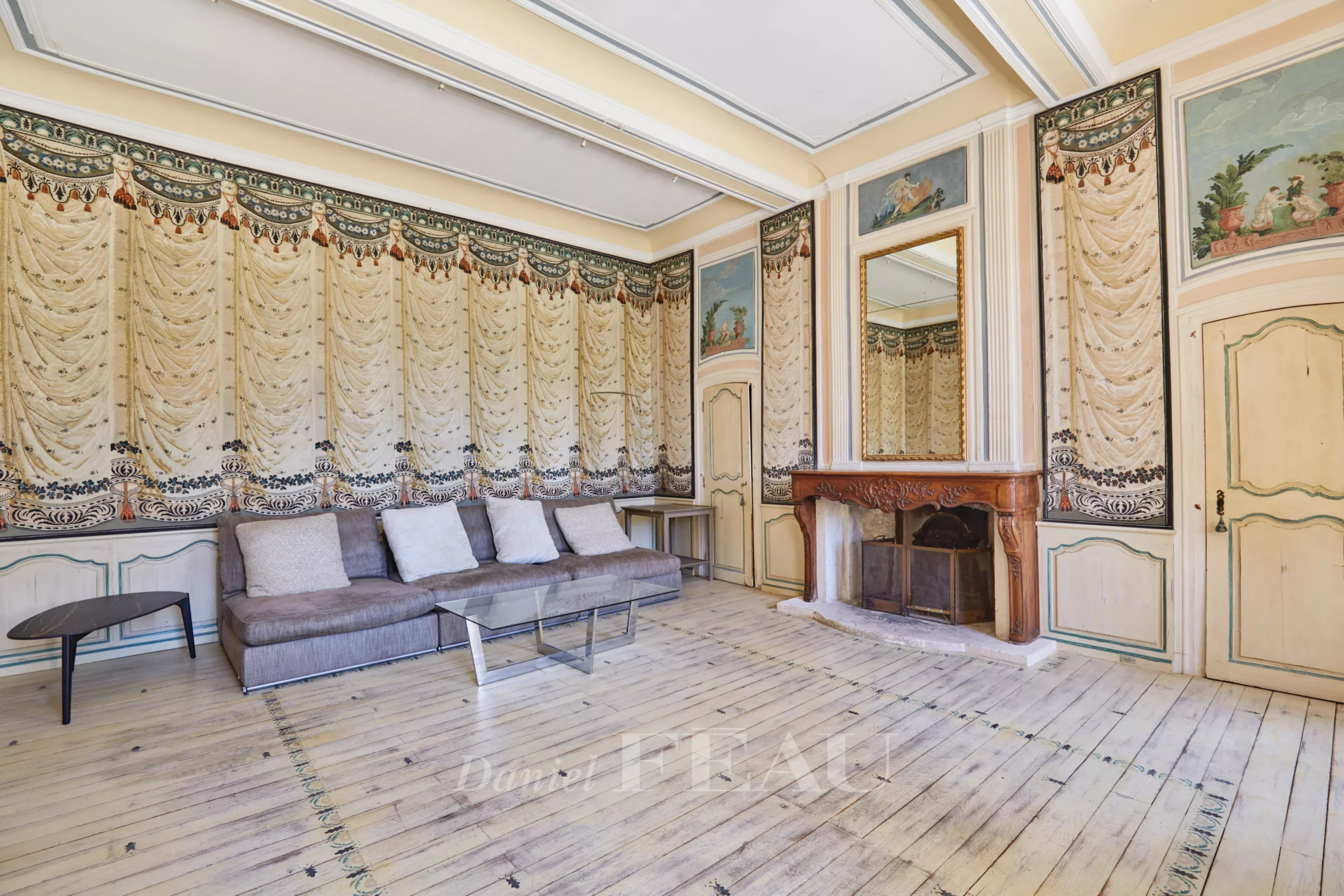 Intérieur d'une bastide du XVIIIème siècle à Aix-en-Provence, avec des murs ornés et un salon spacieux.