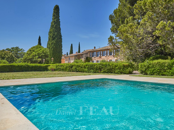 Bastide du XVIIIème siècle avec piscine et jardin à Aix-en-Provence