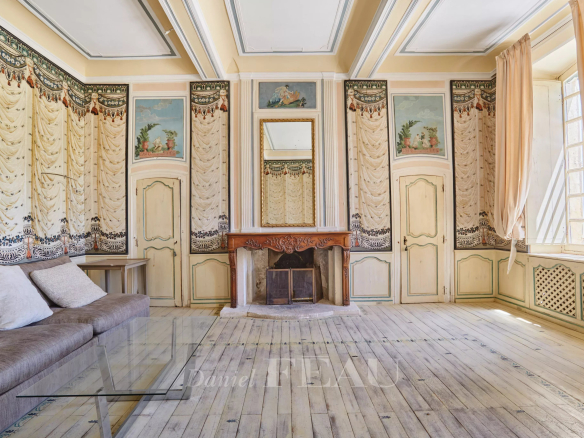 Intérieur d'une bastide du XVIIIème siècle à Aix-en-Provence avec un salon décoré et une cheminée.
